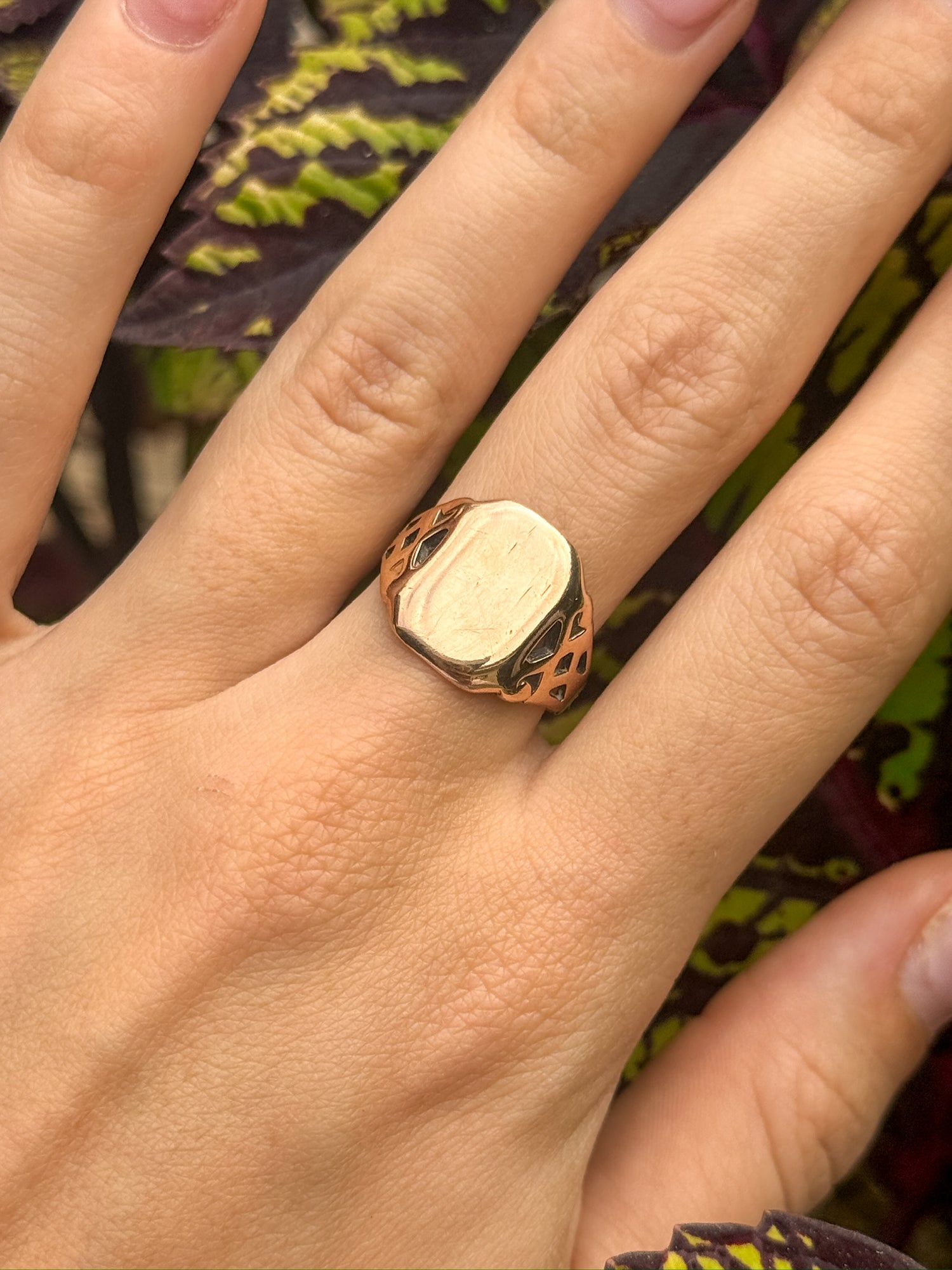 Antique Signet Ring in 12K