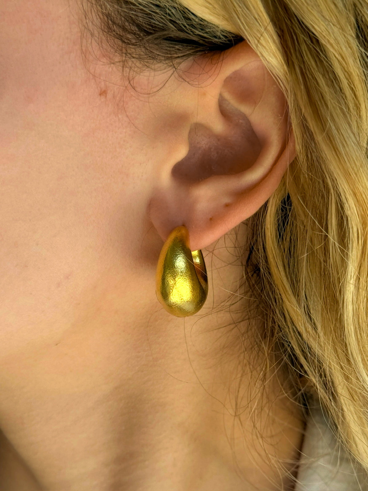Hammered Hoop Earrings in 18k Gold