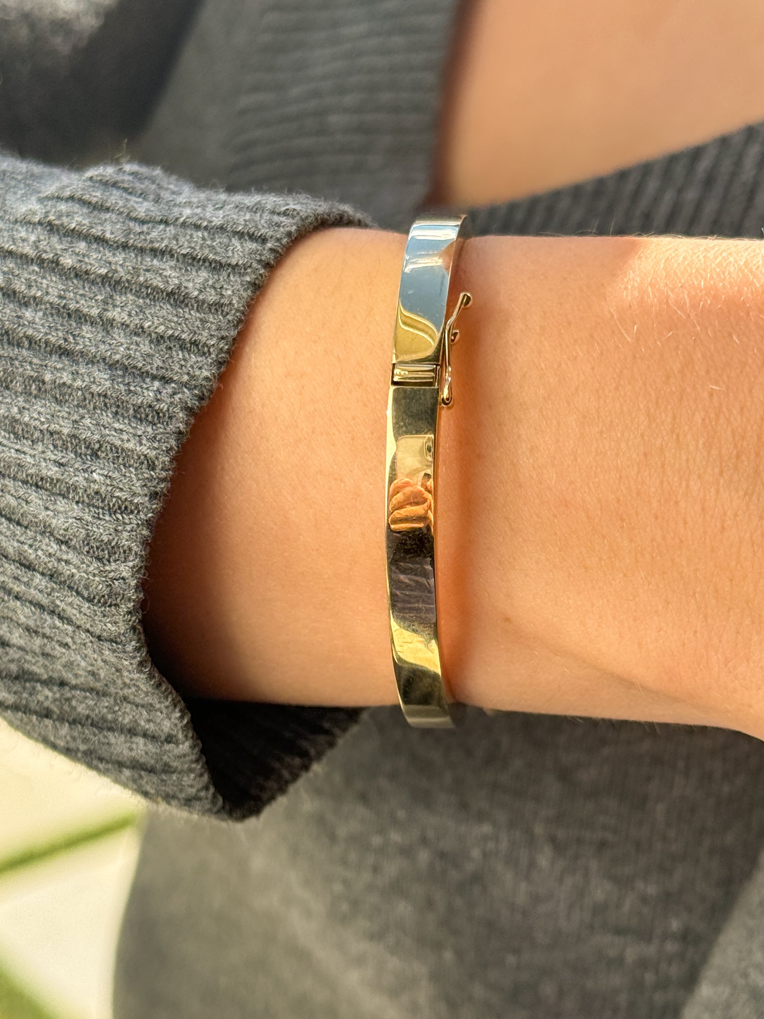 Vintage Flat Oval Hinge Bracelet in 14k